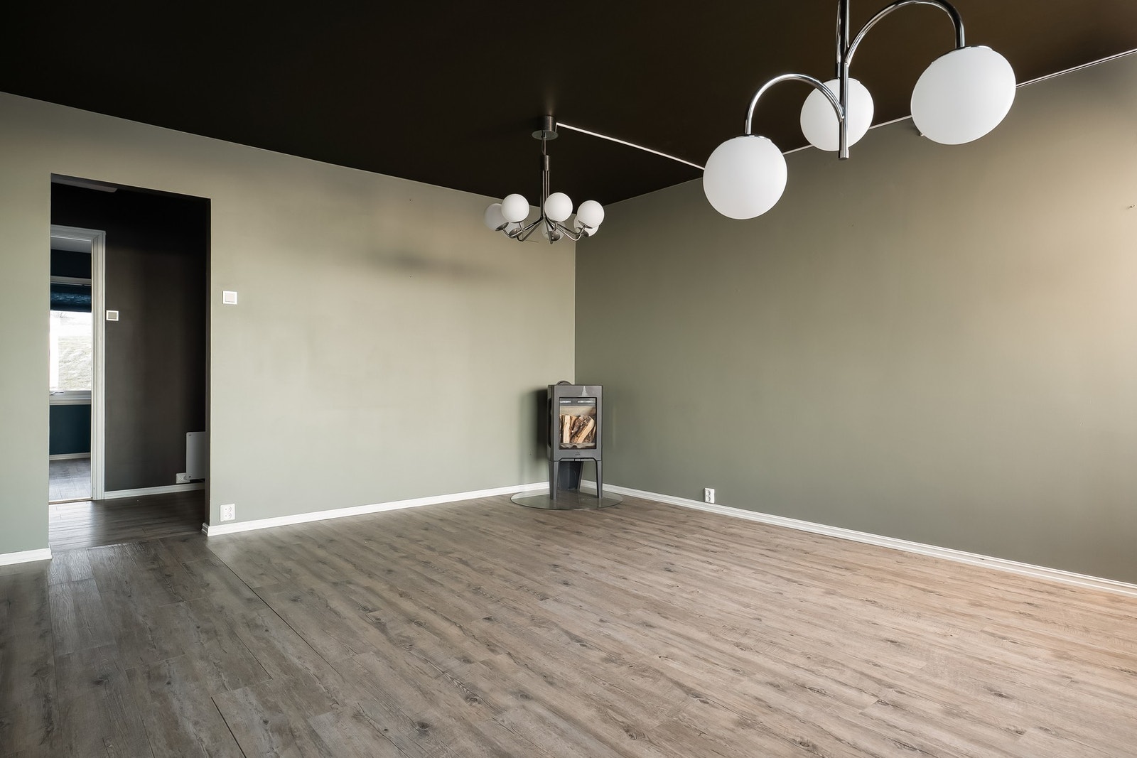 Romslig stue på 20 kvadratmeter, med mulighet til å innrede med stor sofagruppe. Galleribilde