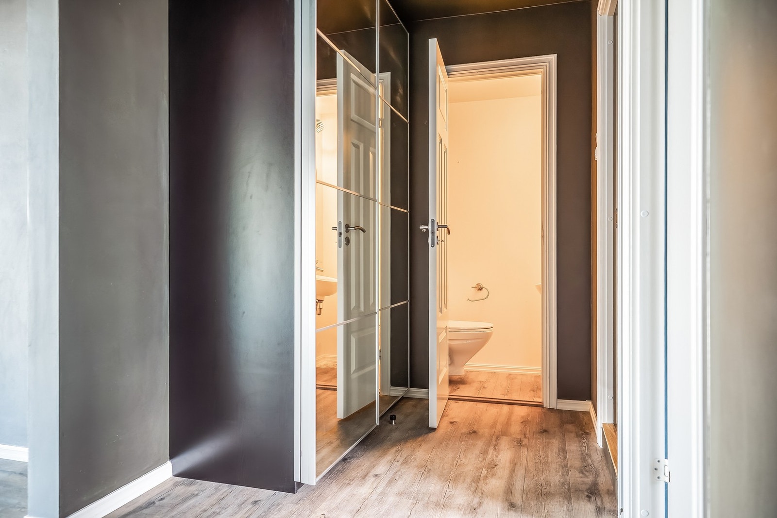 Innbydende og romslig entre på 9,3 kvm, med stor skyvedørsgarderobe. Galleribilde