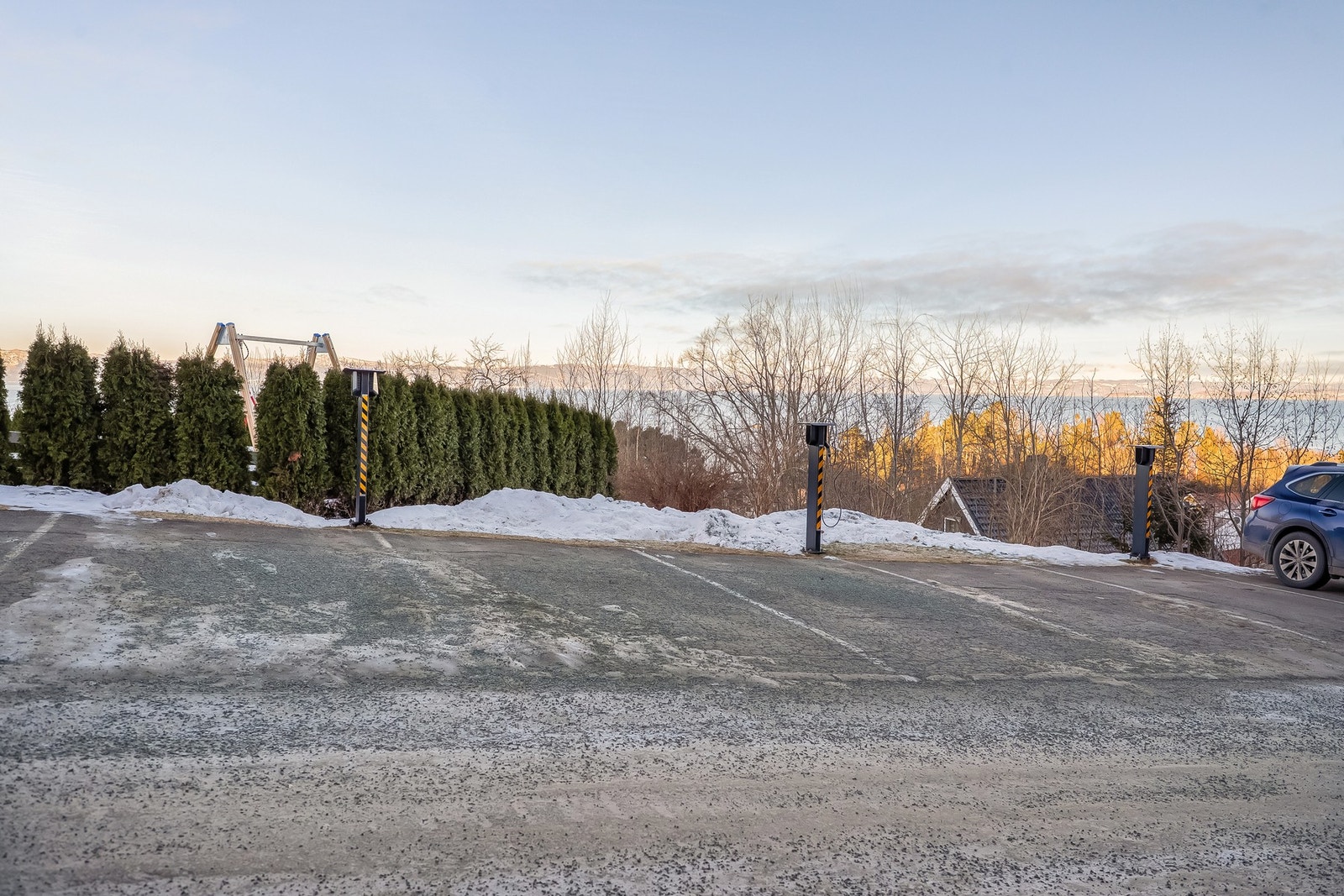 Parkering foregår på utvendige oppstillingsplasser. Galleribilde
