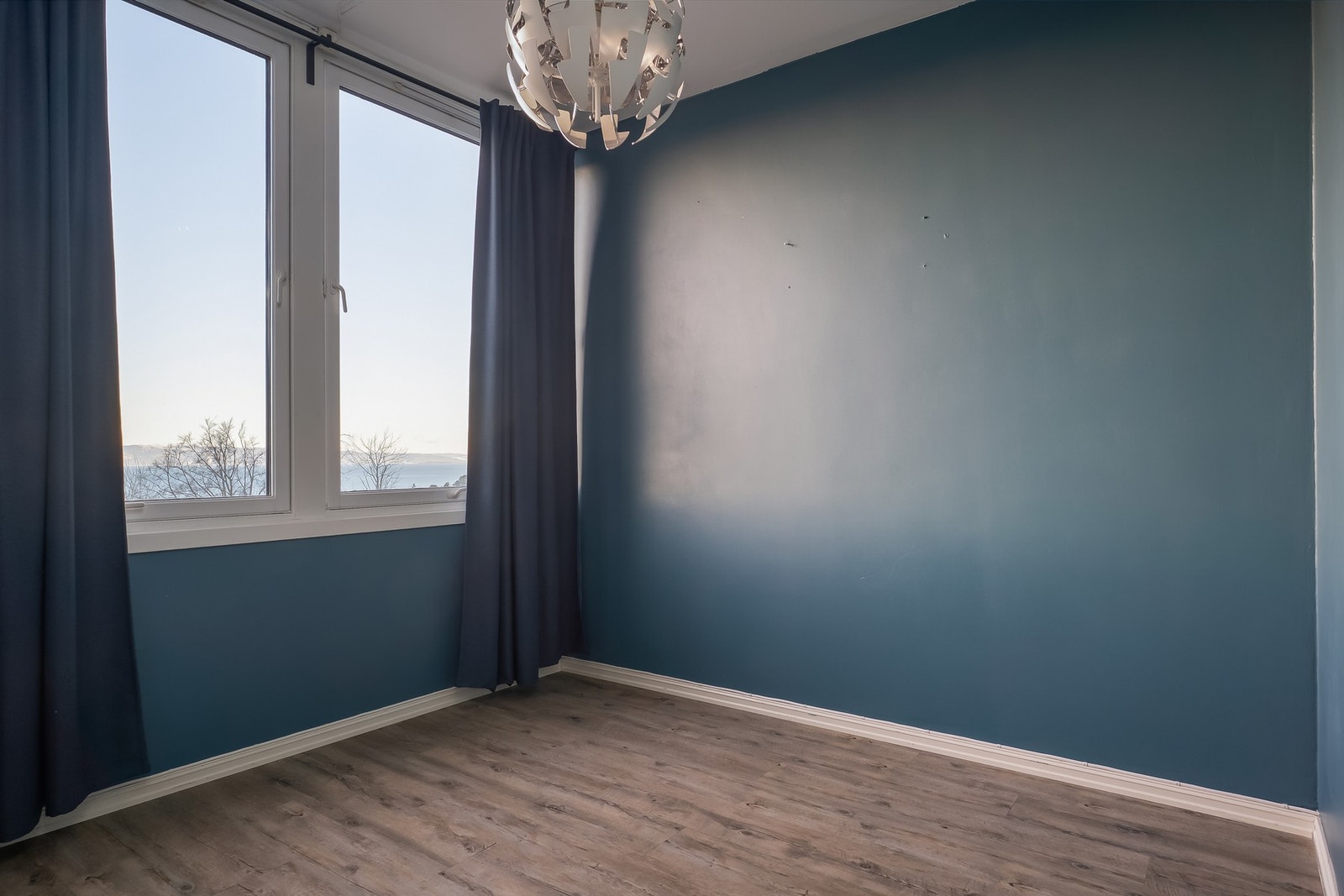 Soverom på 6,5 kvadratmeter med store vindusflater. Galleribilde