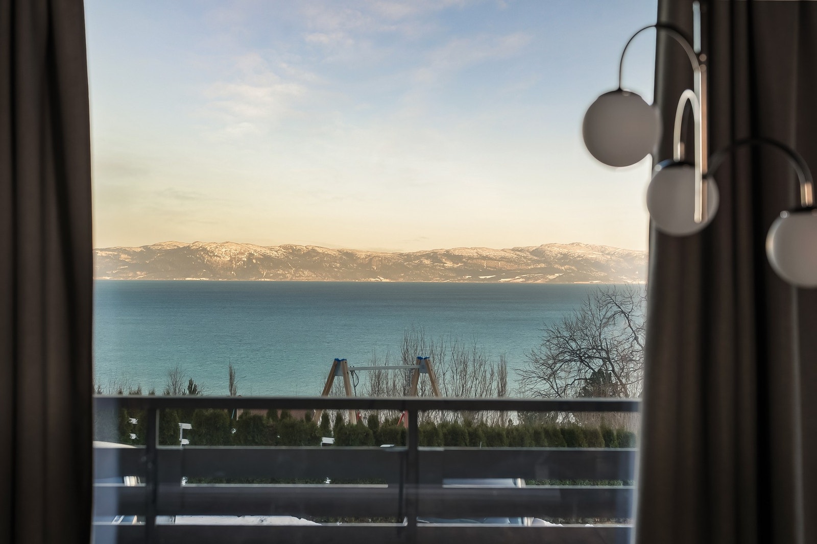 Nydelig utsikt mot Fosen alpene. Galleribilde