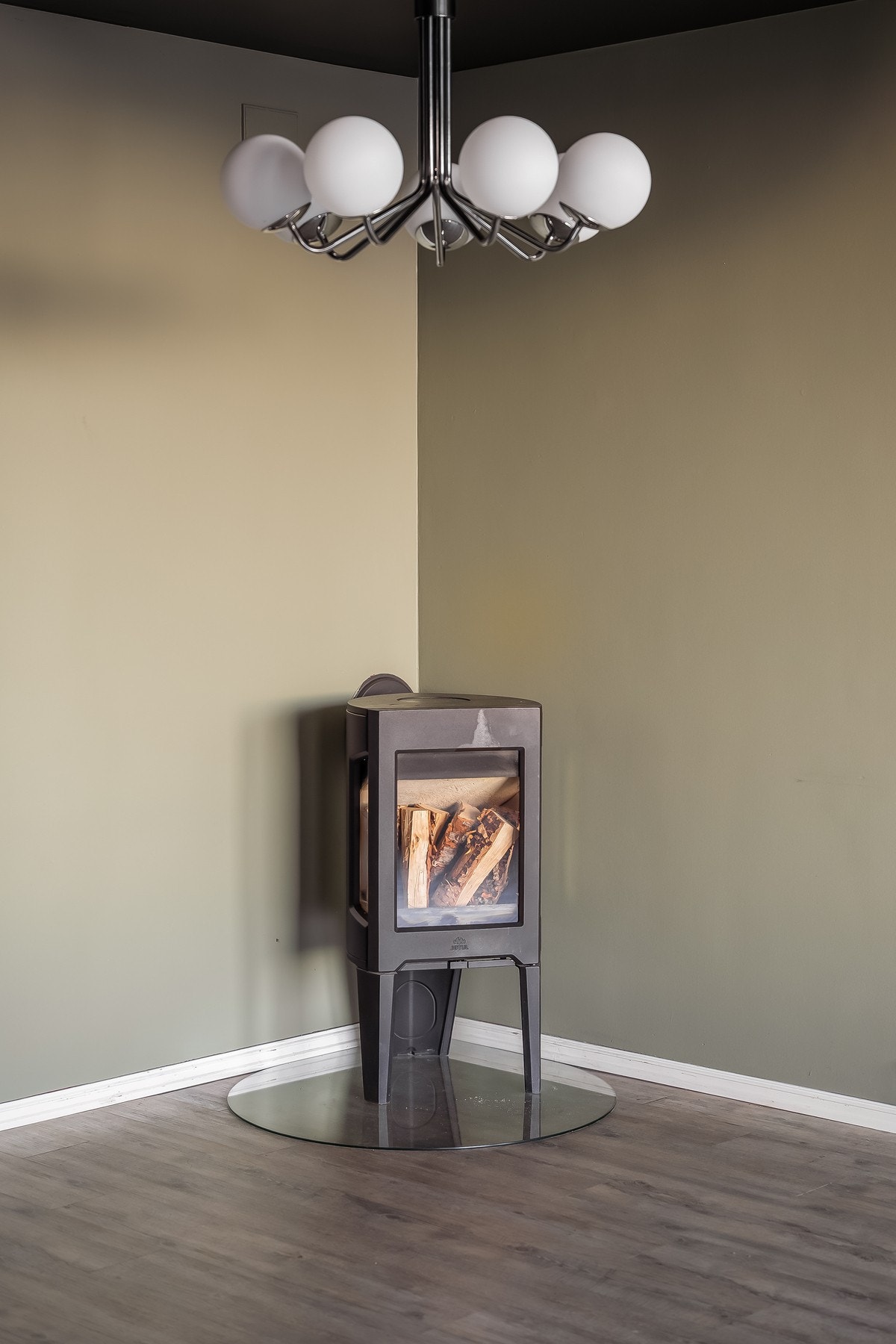 Boligen benytter vedfyring og elektrisitet som oppvarminskilder. Strømforbruk for 2025 var 9.923 kWh. Galleribilde