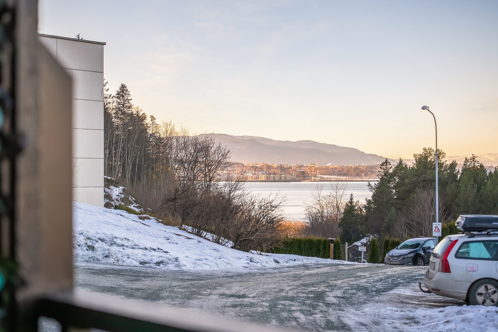 Busstopp ligger kun en kort gåtur på ca. 5 minutter unna leiligheten, med hyppige avganger mot både Trondheim og Stjørdal. Galleribilde