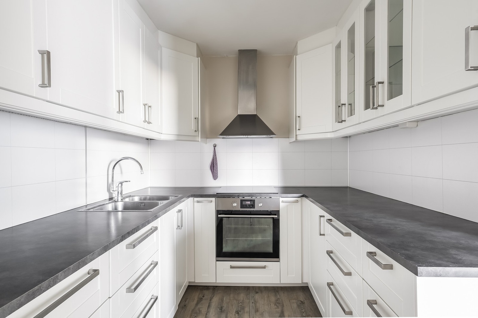 Kjøkkenet er utstyrt med kombiskap, oppvaskmaskin, servant, platetopp og stekovn. Galleribilde