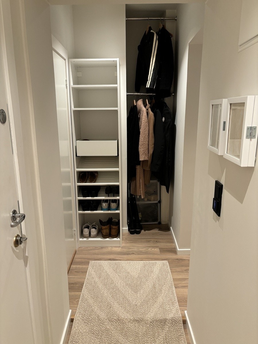 Garderobeløsning og sko oppbevaring i entrè Galleribilde