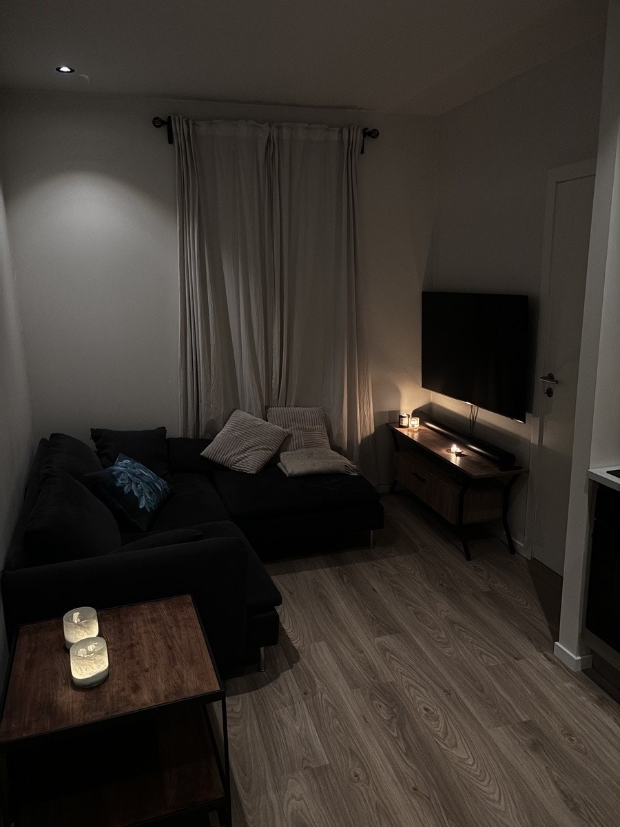 Åpen stua og kjøkken løsning på kveldstid i dempet belysning Galleribilde