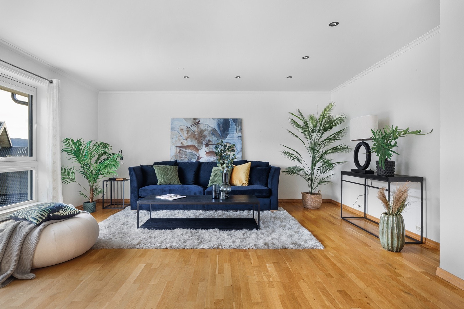 Stuen har lysmalte vegger og tak med downlights som gir en fin belysning Galleribilde