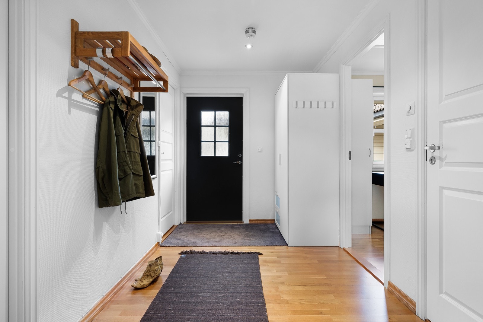 Lys og innbydende entrè med god plass til garderobeløsning. Galleribilde