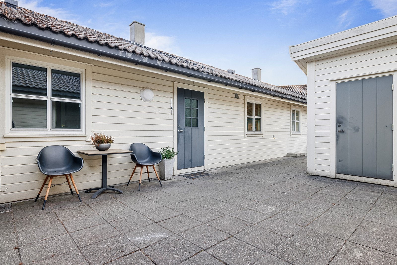 Hyggelig inngangsparti via trivelig og lukket fellesområde for sameiet Galleribilde