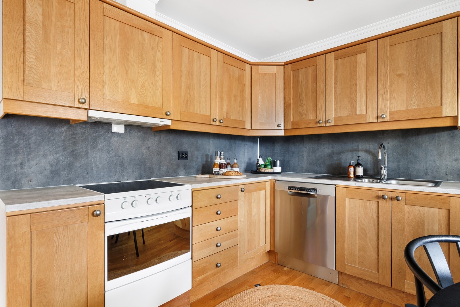 Kjøkkenet har profilerte eikefronter og en lys benkeplate i laminat som gir et fint uttrykk. Galleribilde