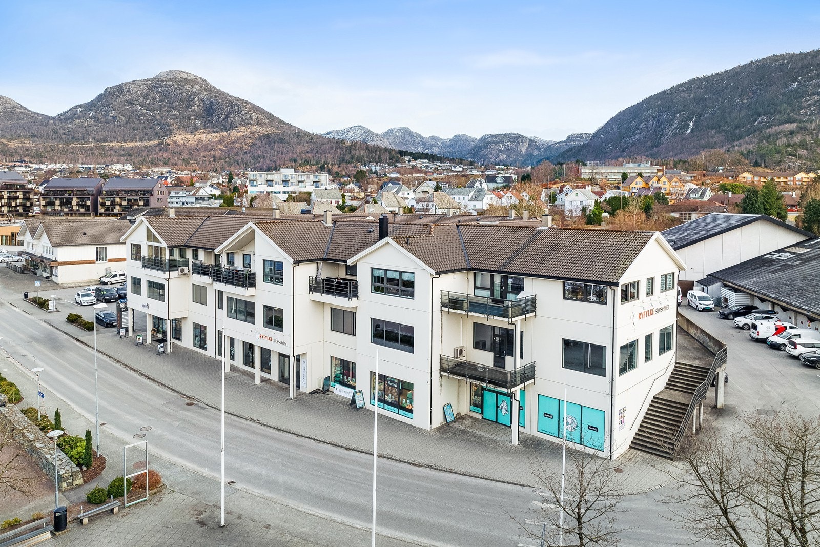 Leiligheten ligger meget sentralt i Storsenteret, midt i Jørpeland sentrum, med kort vei til alt man måtte behøve i hverdagen. Galleribilde