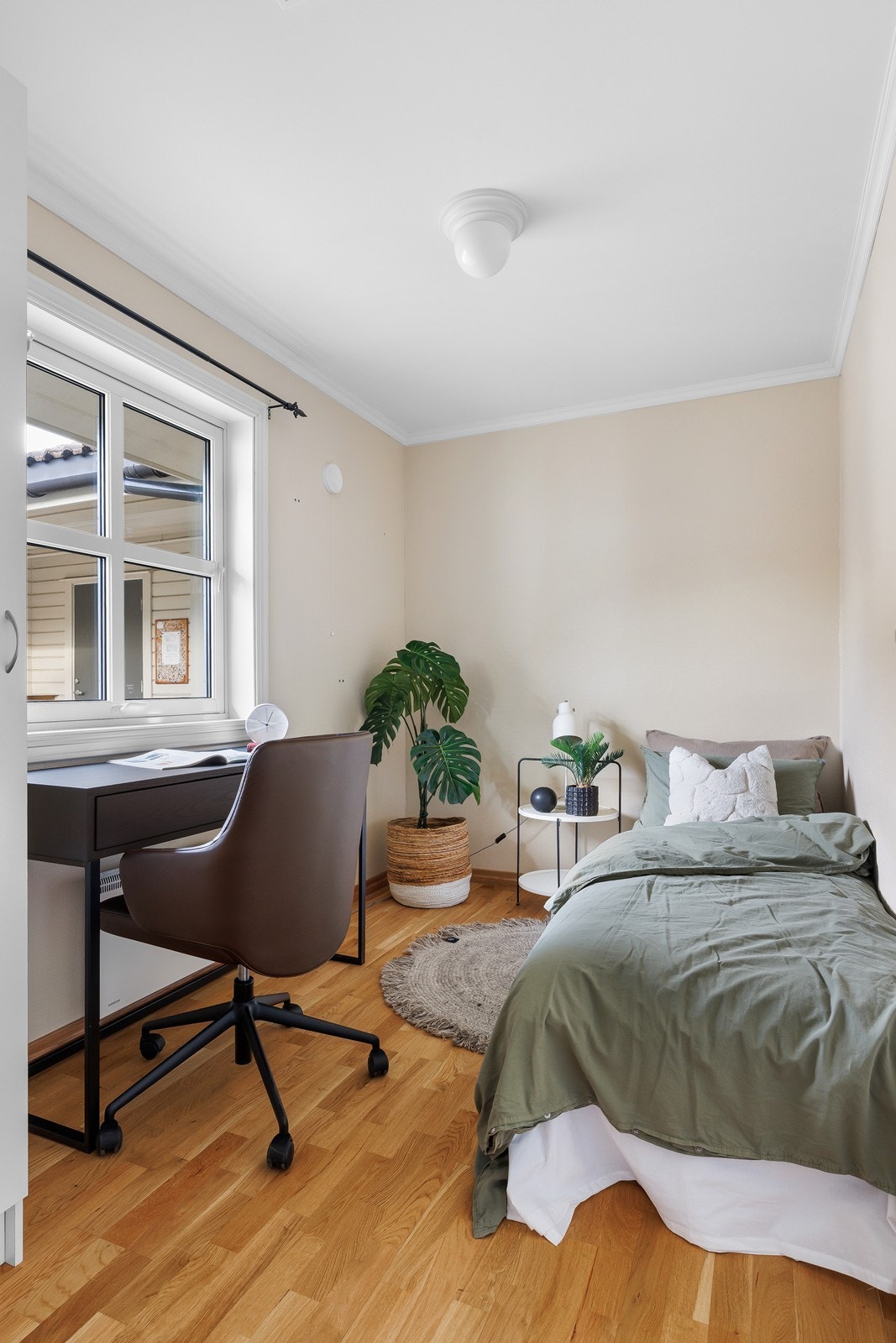 Her er plass til seng og ulike skap og hylleløsninger. Galleribilde