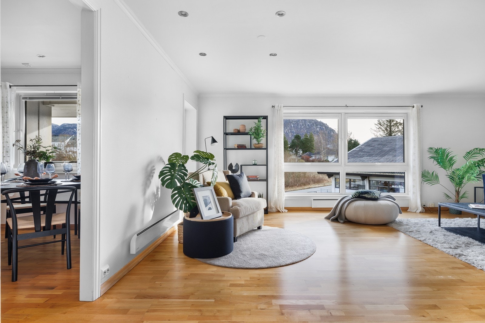 Stuen ligger skjermet fra kjøkkenet men har god plass til å ha spisebord her også. Galleribilde