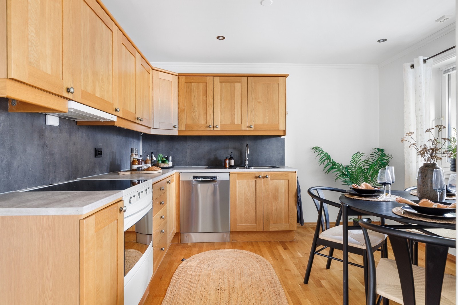 Pent og praktisk kjøkken med god arbeidsplass og mye oppbevaring. Galleribilde