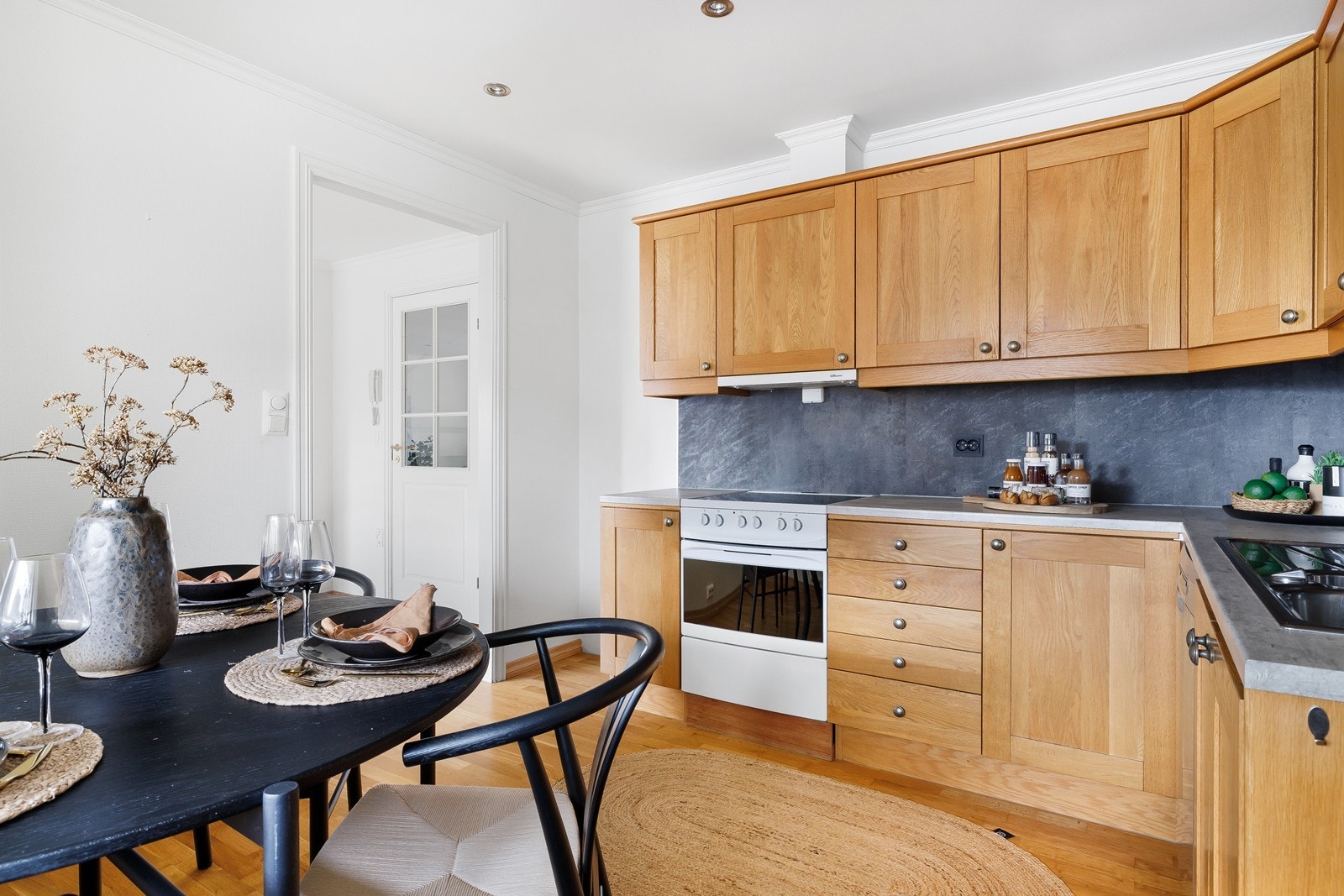 Hvitevarer på kjøkken medfølger i handelen. Galleribilde