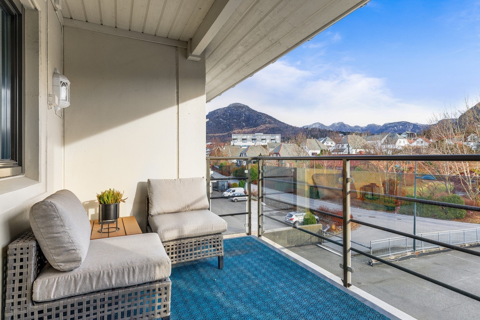 Kjekk overbygget balkong med fin utsikt mot fjellene innover Ryfylke Galleribilde