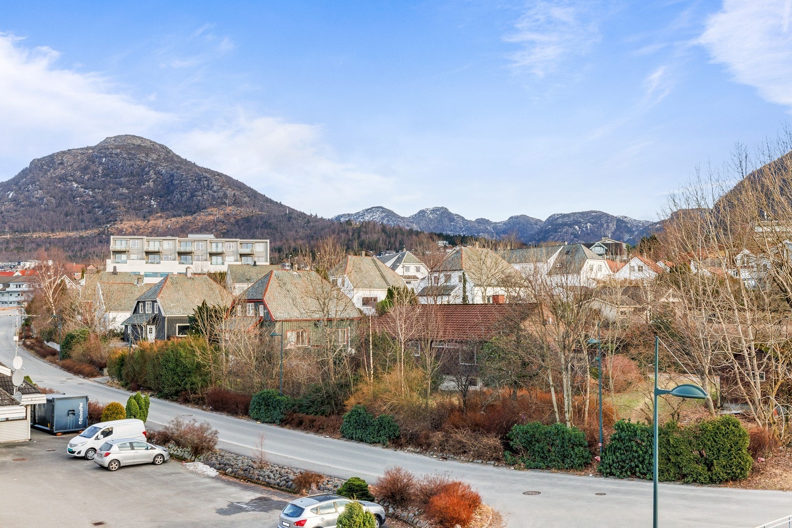 Fin utsikt mot fjellene fra stuen Galleribilde