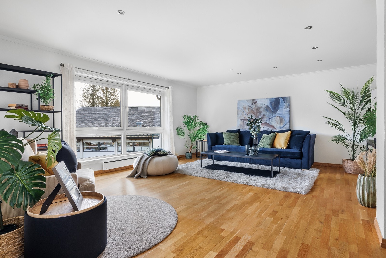 Lys og romslig stue med god plass til møblering av flere sittegrupper Galleribilde