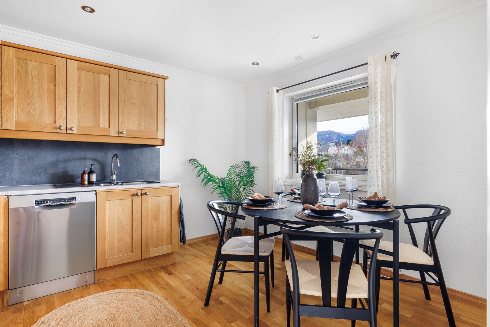 Man har også god plass til spisebord på kjøkkenet med plass til familie og venner. Galleribilde