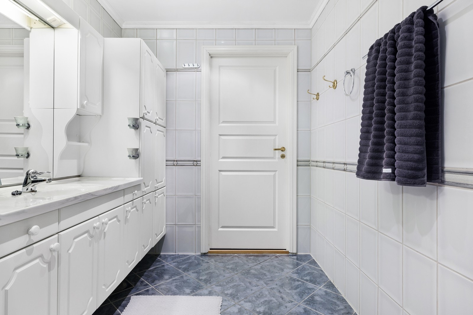 Her har man rikelig med oppbevaringsplass som gir rom for god orden. Galleribilde