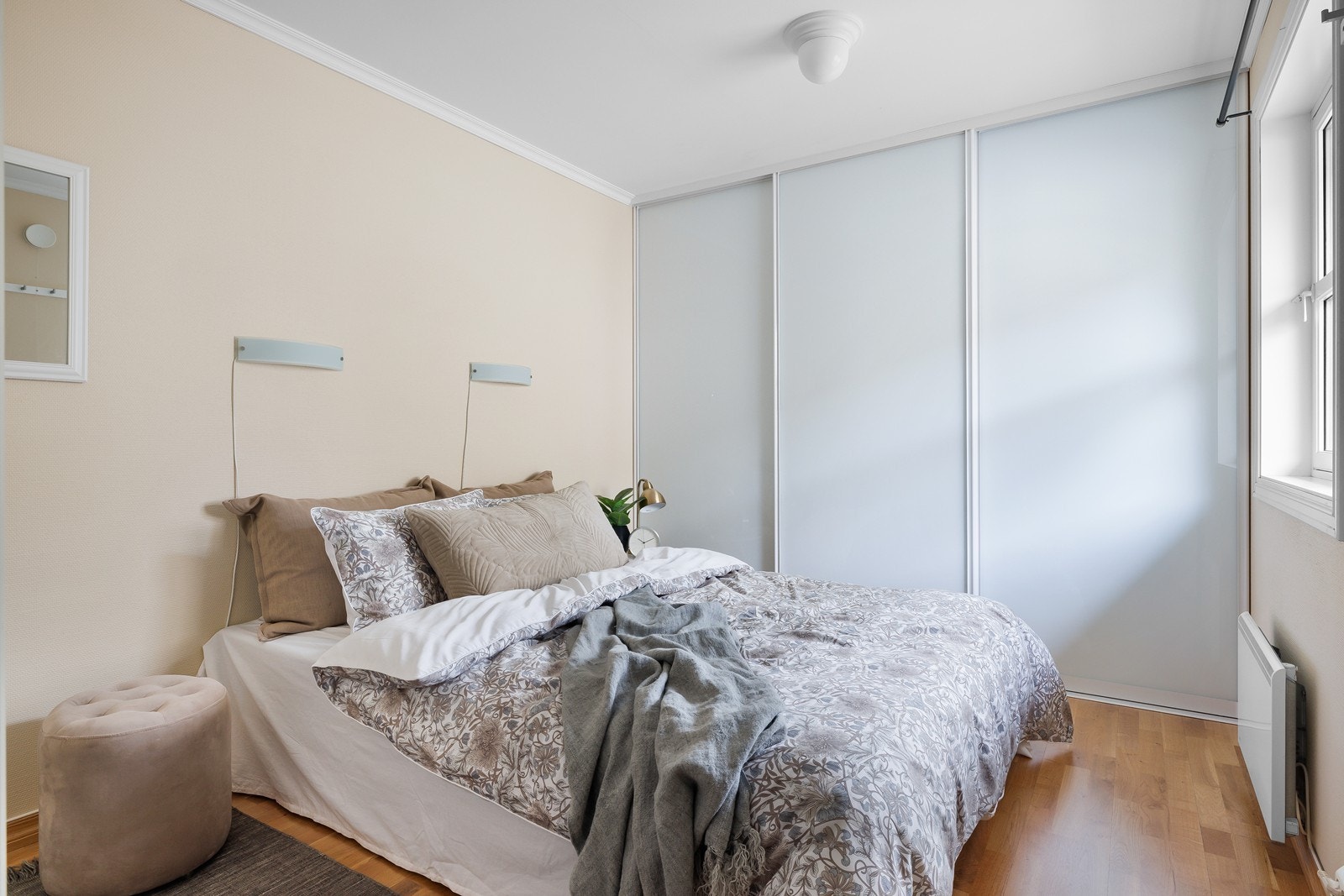 Hovedsoverommet er romslig og har en stor garderobeløsning med skyvedører Galleribilde