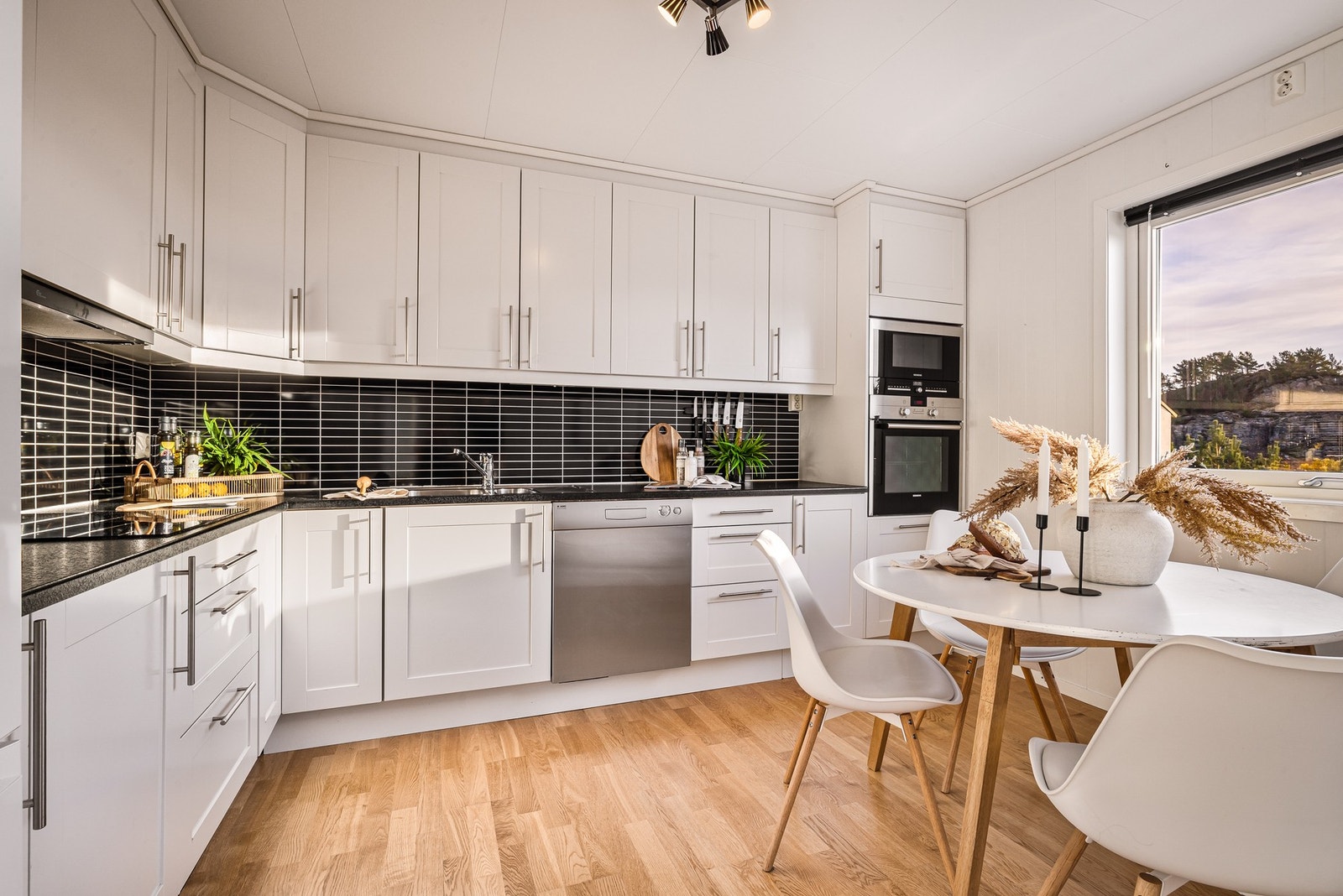 Stort kjøkken fra Marbodal med integrerte hvitevarer Galleribilde