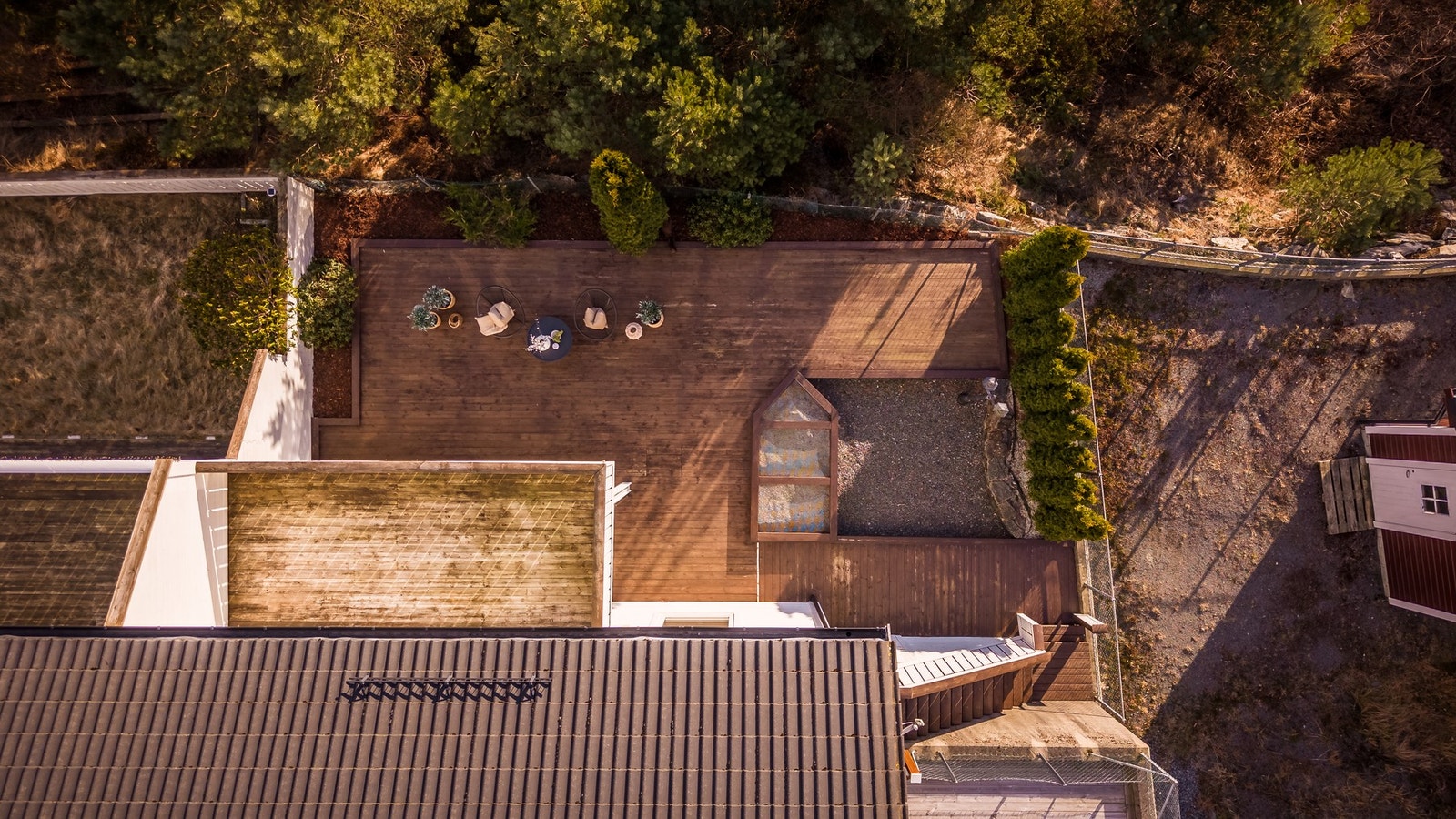Her ser man også trapp fra øvre terrasse og ned til terrasse i forkant Galleribilde