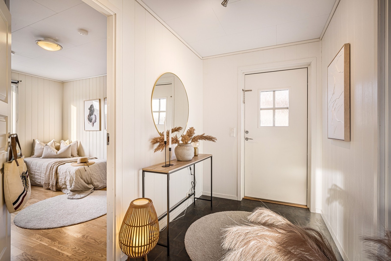 Velkommen inn! Det første som møter deg er en lys entrè på 5 kvm Galleribilde