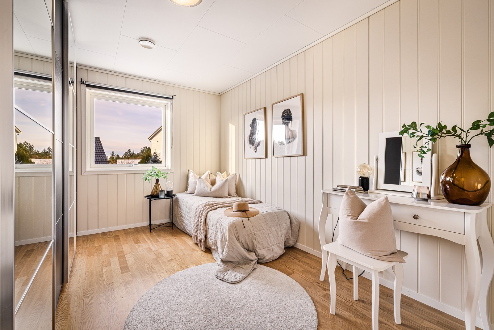 I hovedetasjen har man også et soverom på 11 kvm med stor skyvedørsgarderobe Galleribilde