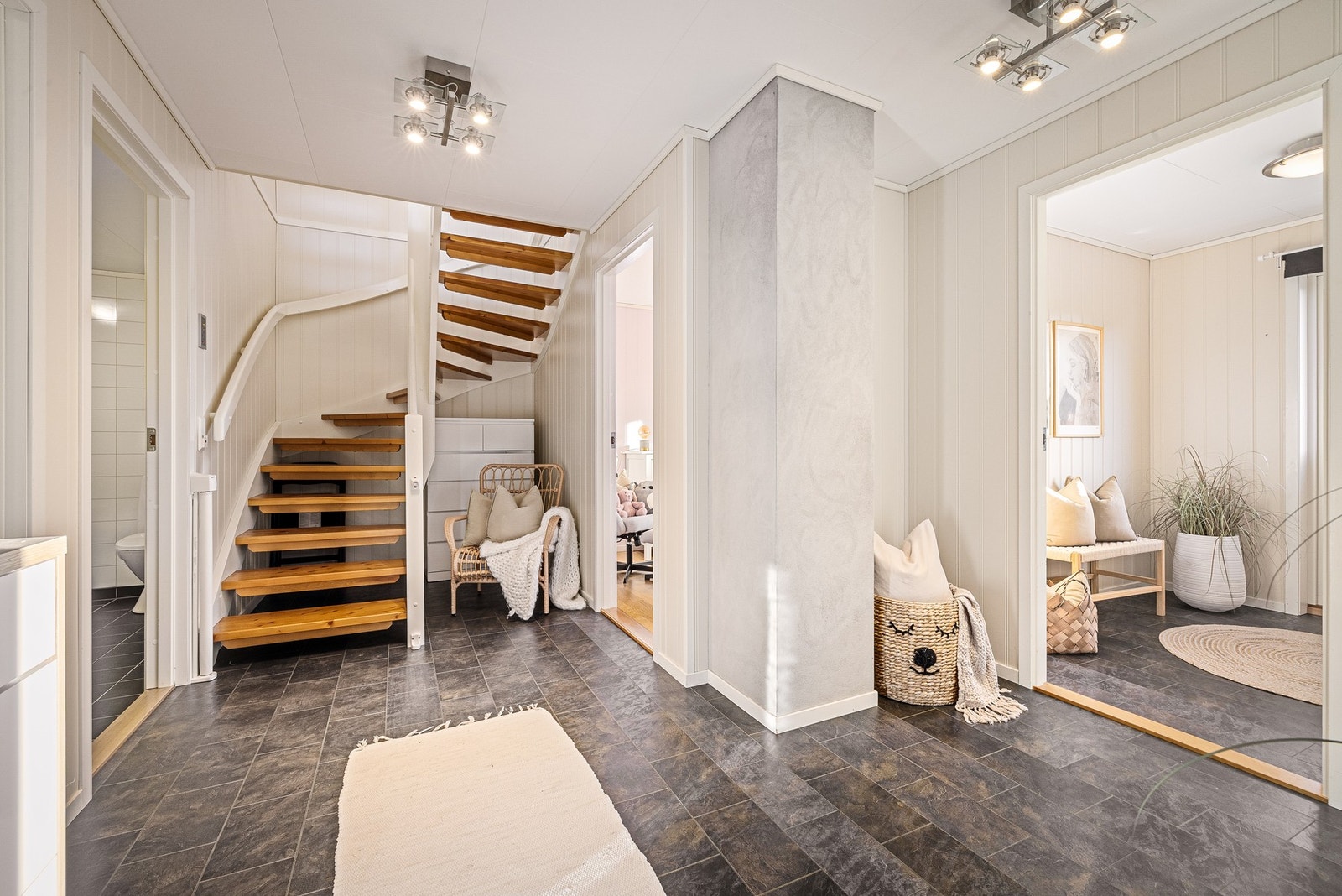 Lys og romslig gang på 13,4 kvm Galleribilde