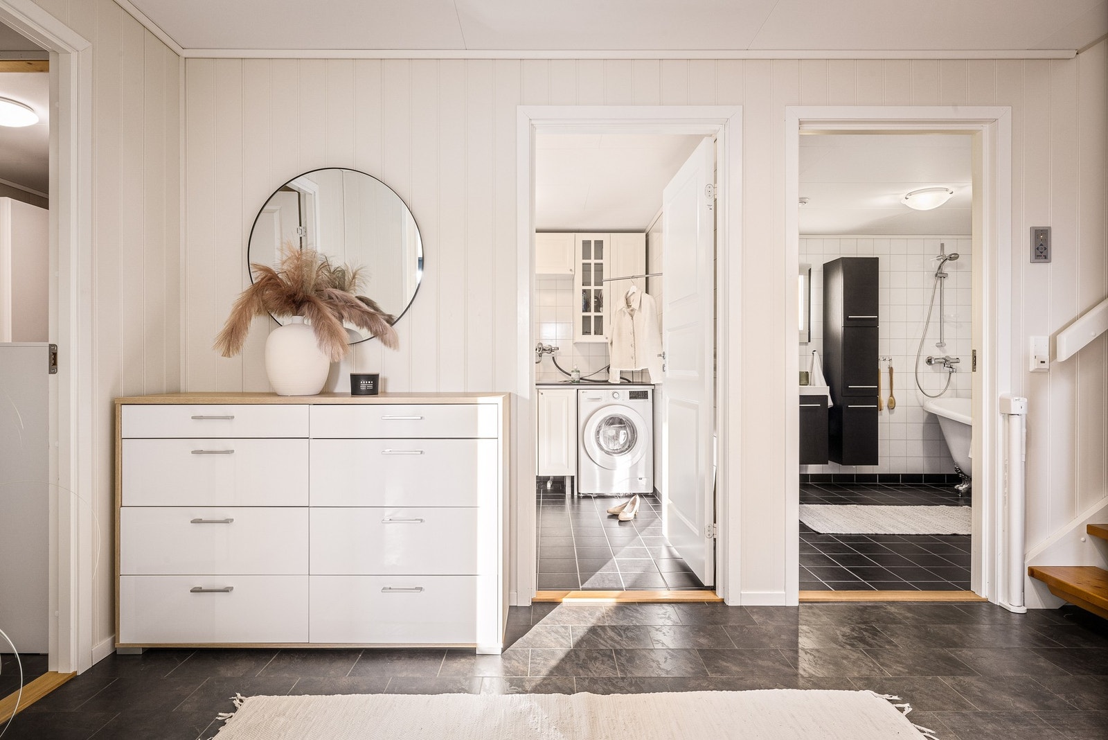 I underetasjen finner man 2 soverom, bad, vaskerom og stor bod, samt utgang til terrasse i forkant Galleribilde