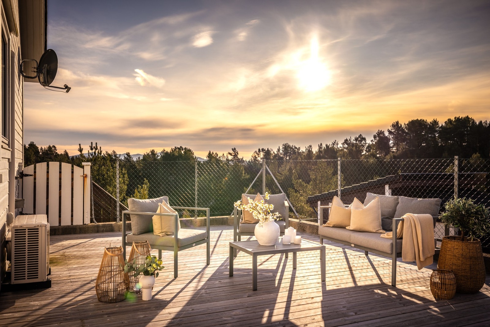 Boligen har gode solforhold og man kan flytte seg rundt på boligens uteområder Galleribilde