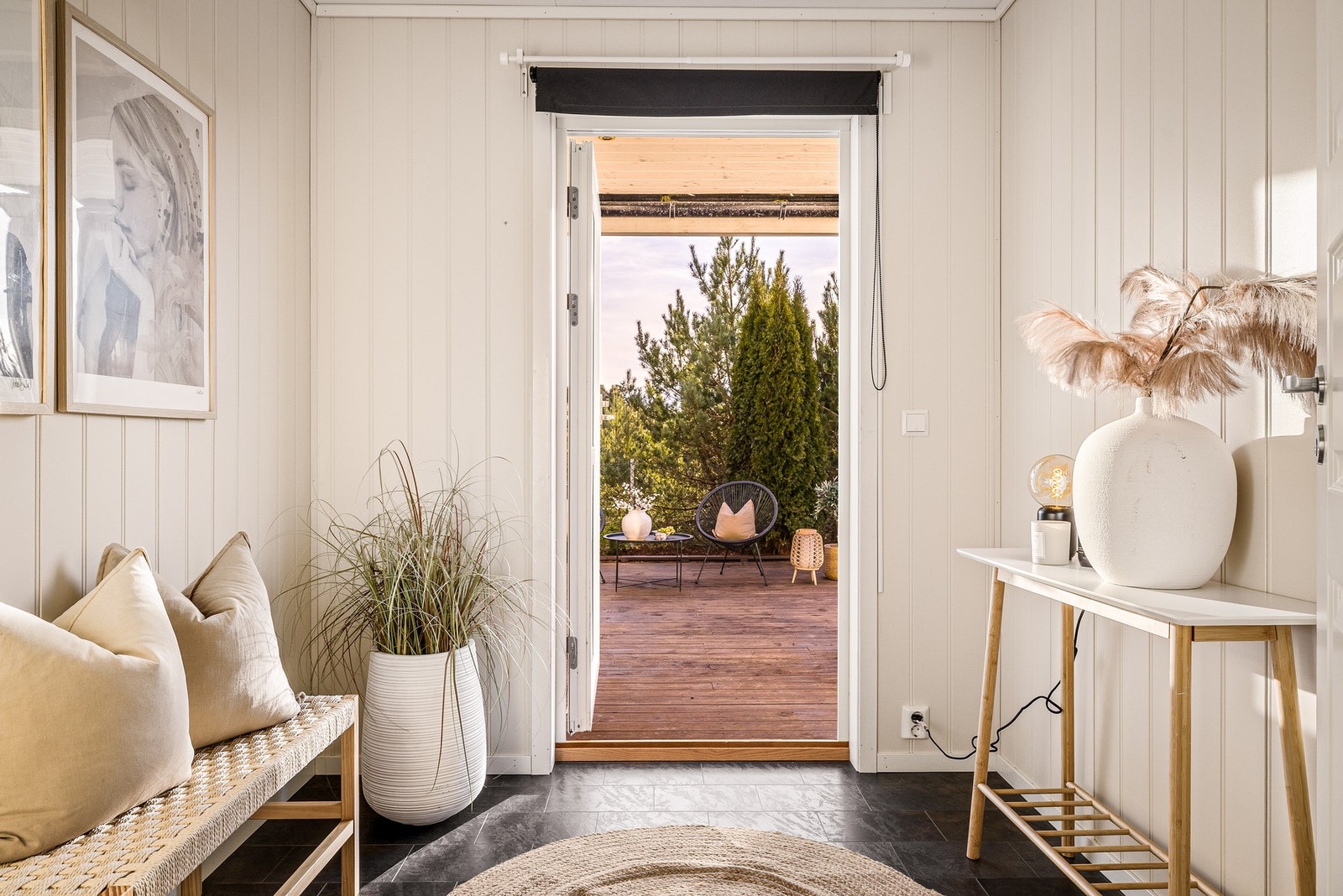 Utgang til romslig terrasse fra underetasjen Galleribilde