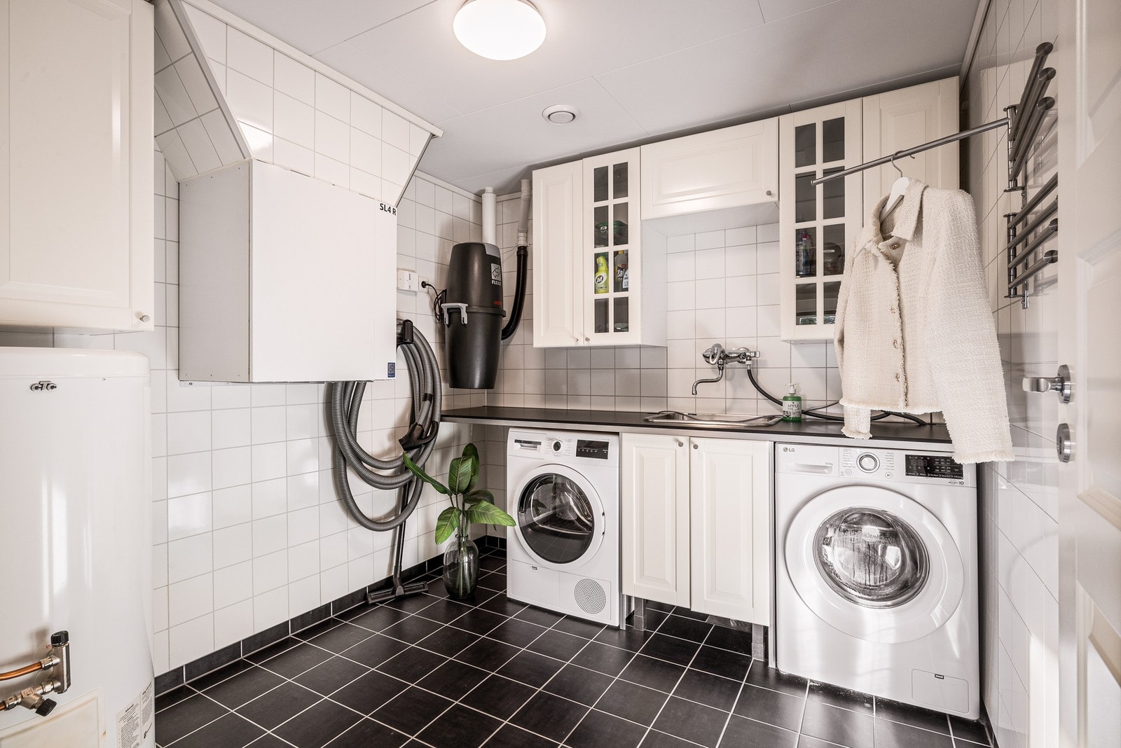 Stort vaskerom på 6,4 kvm. Her henger også balansert ventilasjonsanlegg og sentralstøvsuger Galleribilde