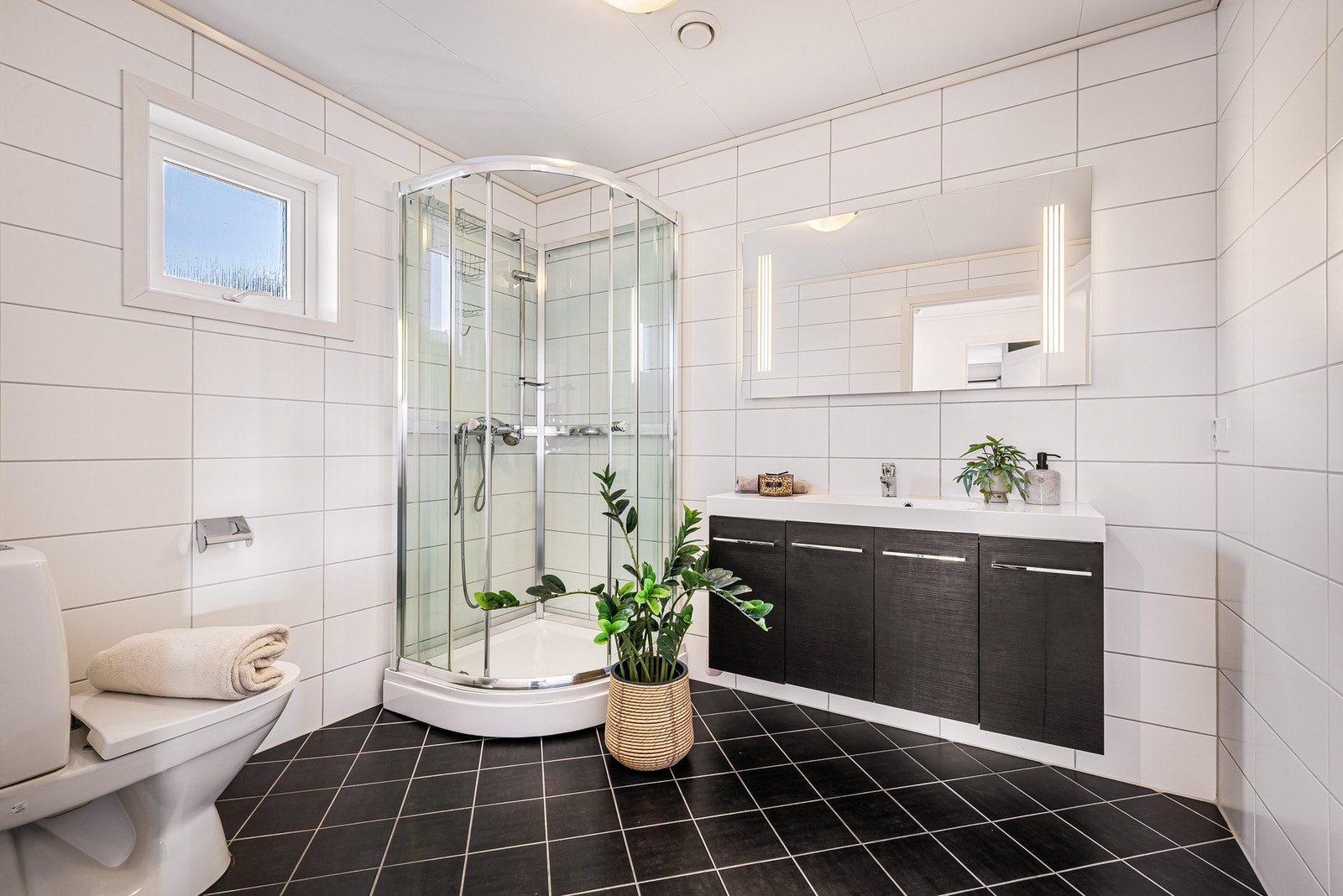 Ved entrè har man også tilkomst til ett av boligens 2 bad. Dette badet er 6 kvm Galleribilde