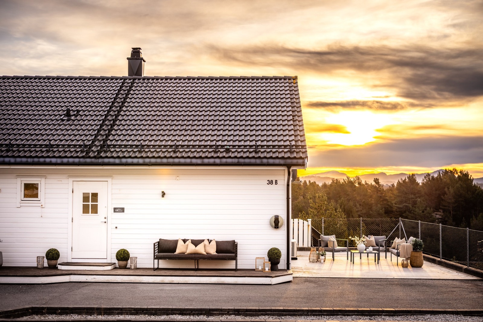 Flott terrasseplattning ved siden av boligen også, her nytes kveldssolen Galleribilde