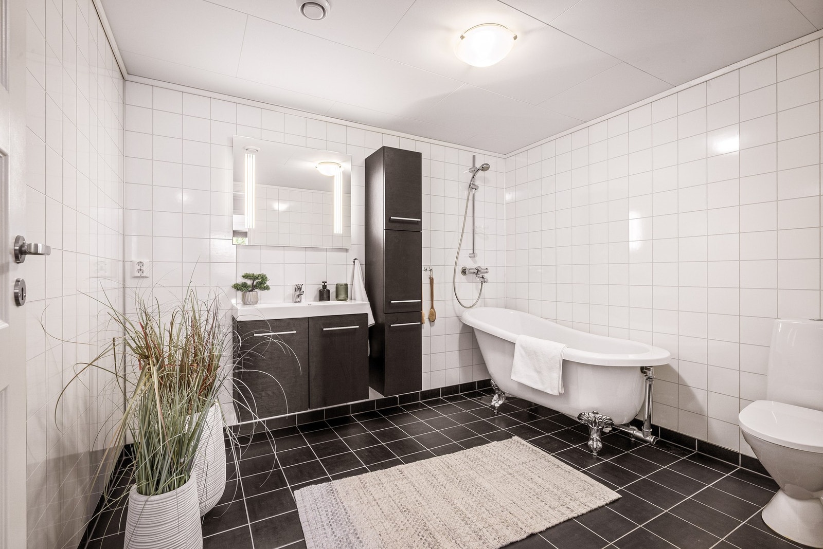 Lekkert bad med badekar som er svært populært for en barnefamilie Galleribilde