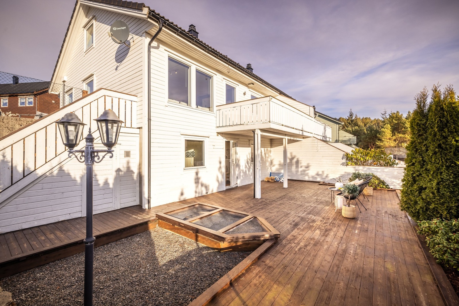 Utvendig trapp fra siden av boligen og ned Galleribilde