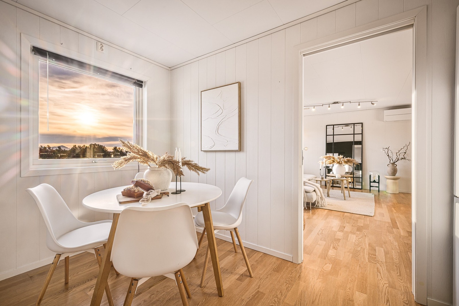 Det er også god spiseplass på kjøkkenet som måler 10,4 kvm Galleribilde