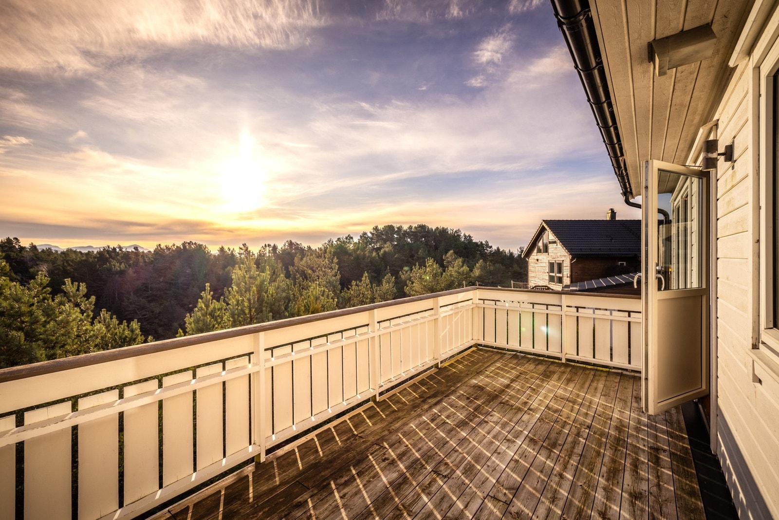 Fra stue er det utgang til balkong på 12,5 kvm Galleribilde