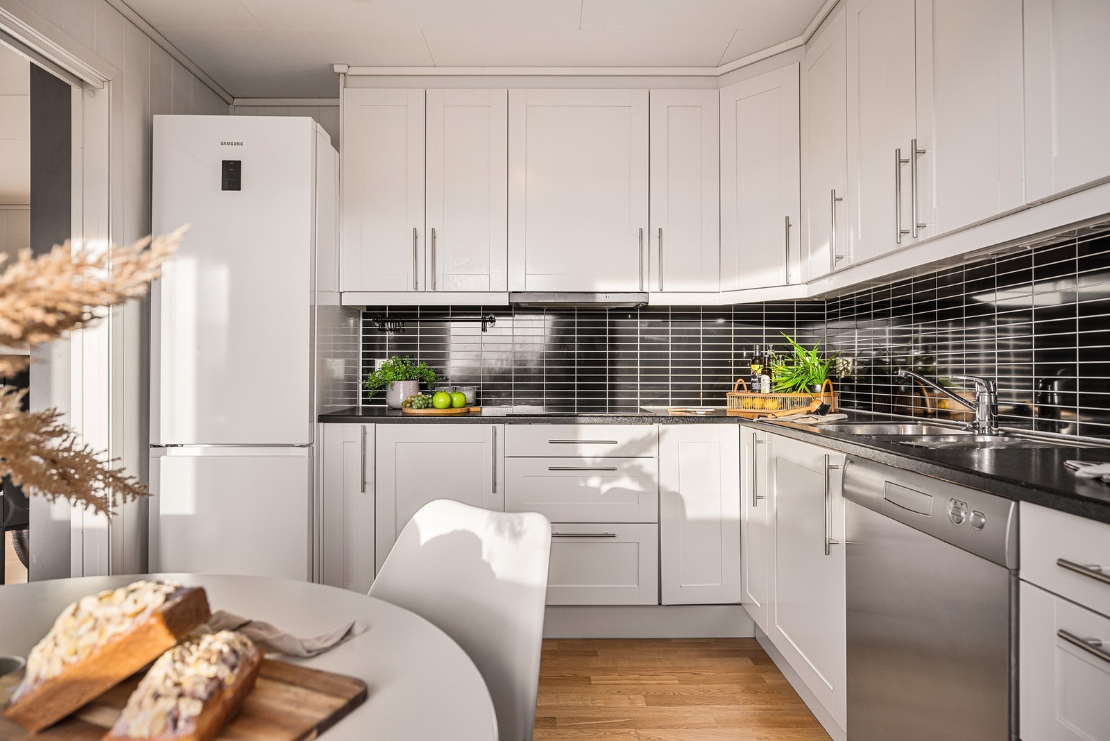 Kjøkkenet har god arbeidsplass og innbyr til kokkelering - ny induksjonsplatetopp i 2023 Galleribilde