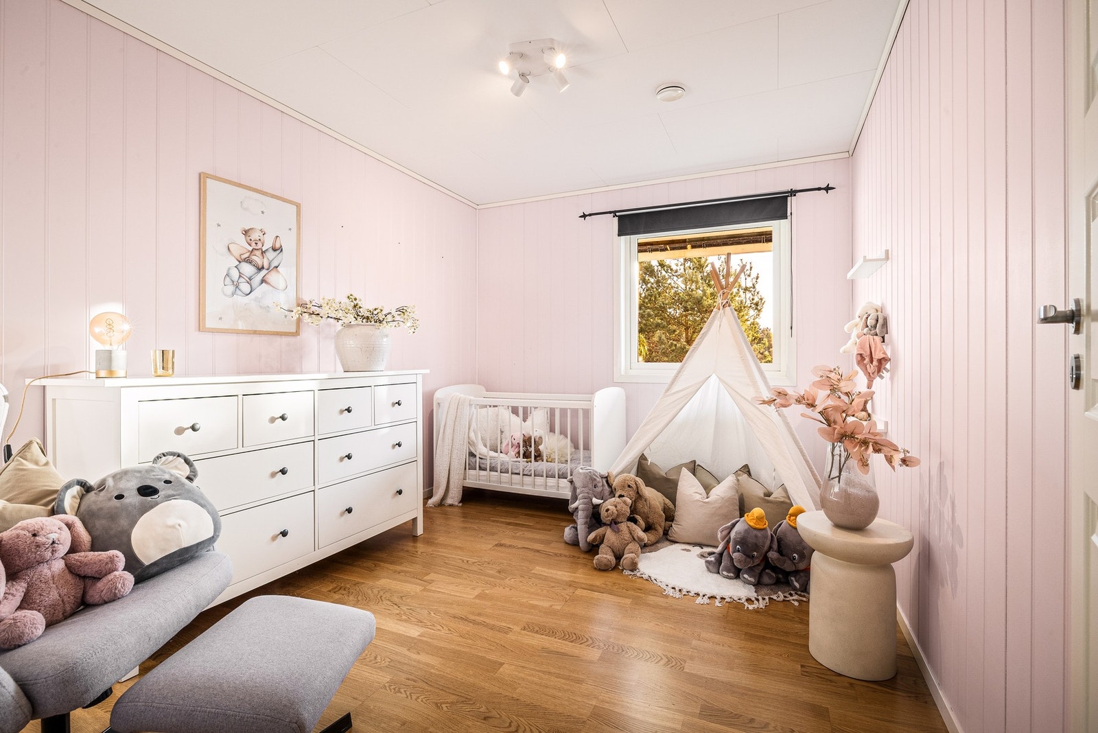 Det første soverommet i underetasjen er på 10,4 kvm Galleribilde