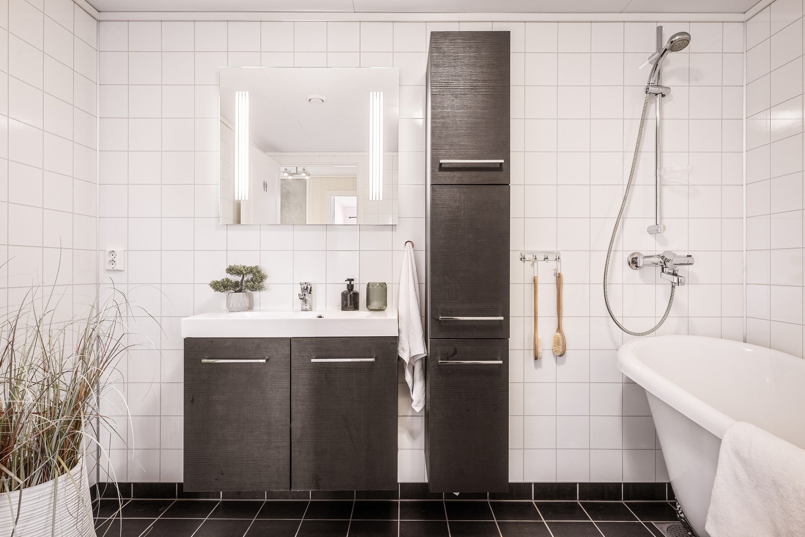 Badet har varmekabler i gulv og måler 7,5 kvm Galleribilde