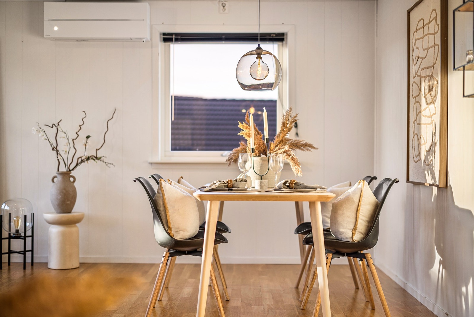 God plass til spisestue - her er det også innstallert varmepumpe som gir behagelig inneklima året rundt Galleribilde