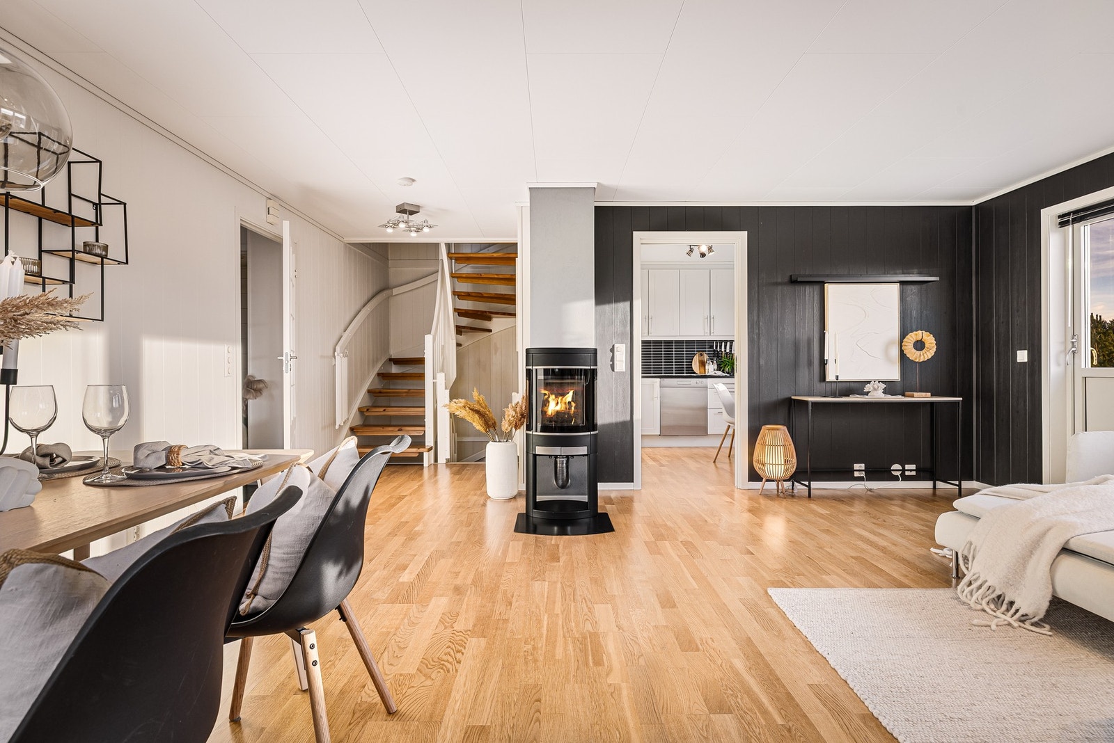 Lekker peisovn er sentrert i stue og gir god varme en kald vinterdag Galleribilde