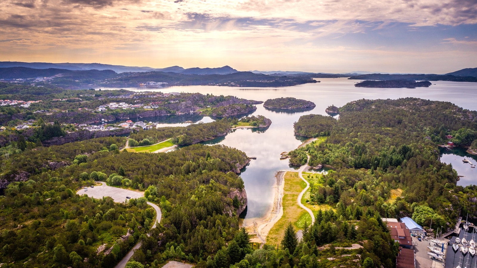 Kollevågen med sine flotte badeplasser og turområder er like i nærheten - perfekt sted for søndagsturen Galleribilde