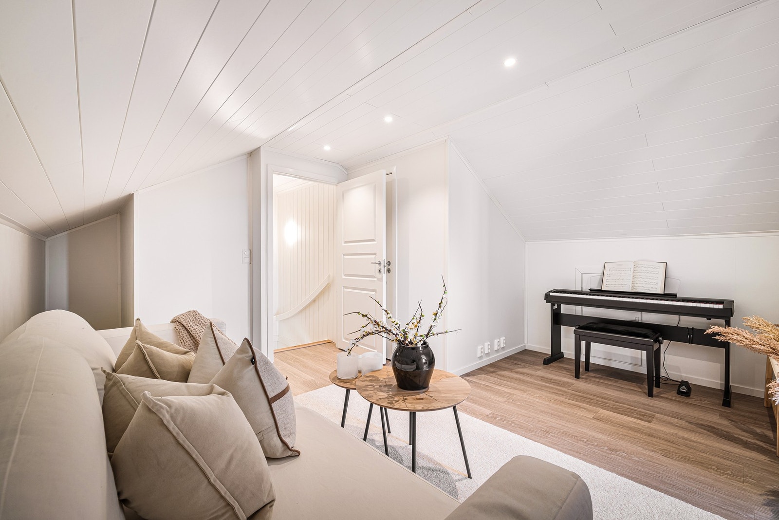 Loftsetasjen er innredet med loftstue, bod og et soverom Galleribilde