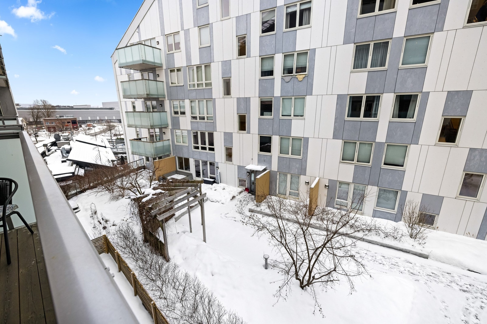 Gårdsrommet er felles for beboerne og har lekeapparater og grøntarealer. Galleribilde