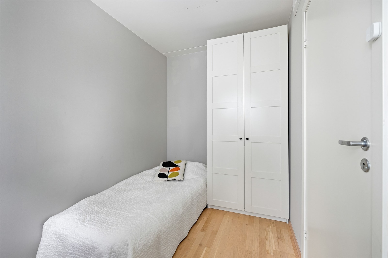 Rommet har også plass til garderobeskap for ekstra oppbevaring. Galleribilde