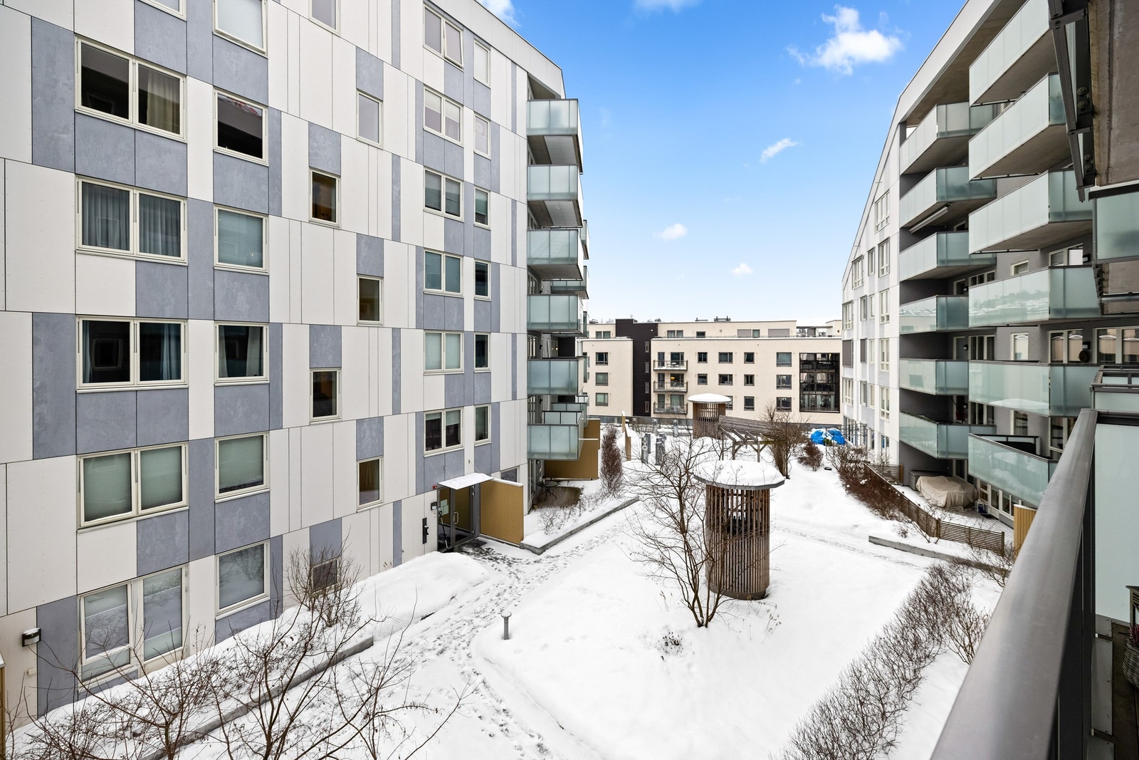 Fra leiligheten er det utsikt mot opparbeidet og bilfritt gårdsrom. Galleribilde